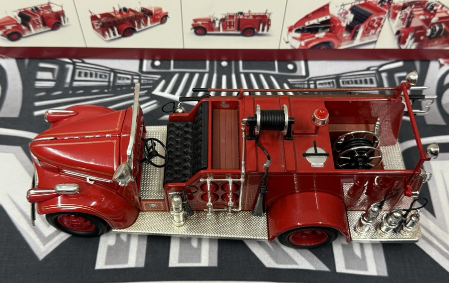1941 GMC FIRE TRUCK ENGINE RED WITH ACCESSORIES 1:24 BY ROAD SIGNATURE 20068