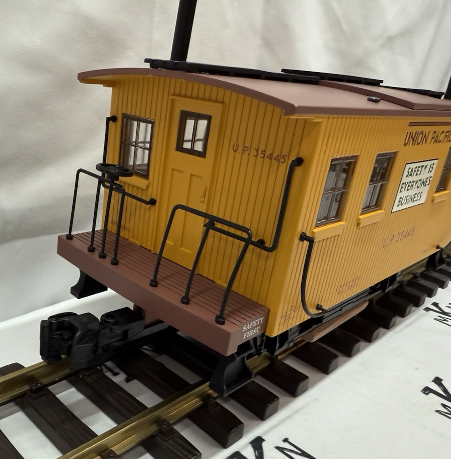 ARISTO CRAFT 46953 UNION PACIFIC TRACK CLEANING CABOOSE W/ METAL WHEELS NEW