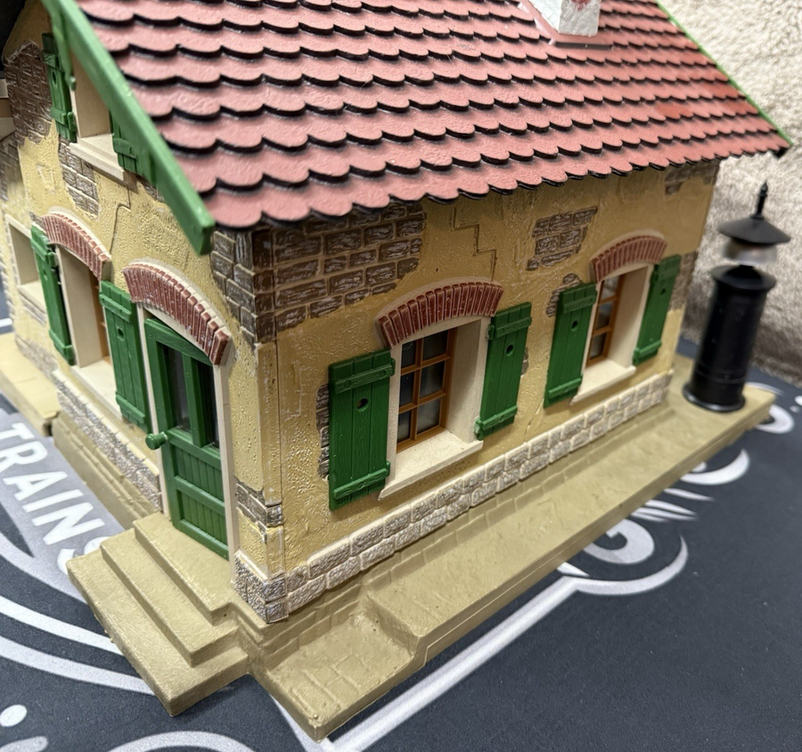 POLA LGB 915 CROSSING KEEPERS HOUSE Train Station G Scale Assembled LN