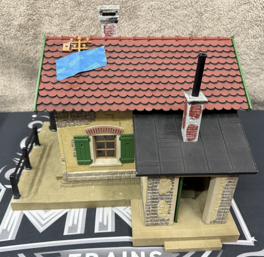 POLA LGB 915 CROSSING KEEPERS HOUSE Train Station G Scale Assembled LN