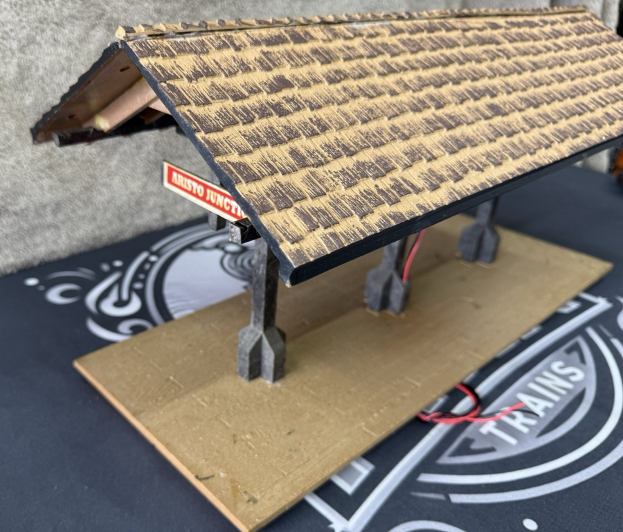 Aristo-Craft Art - 7105 G Scale Covered Waiting Platform with lighting EX/Box