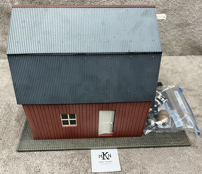 PIKO 62110 G-Scale Red Barn Excellent Condition Wiith Barn Animals/Base Plate