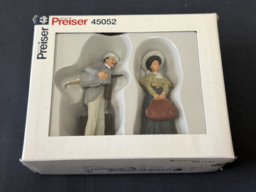Preiser 45052 G Travelling Couple Figures (Set of 2) G Scale