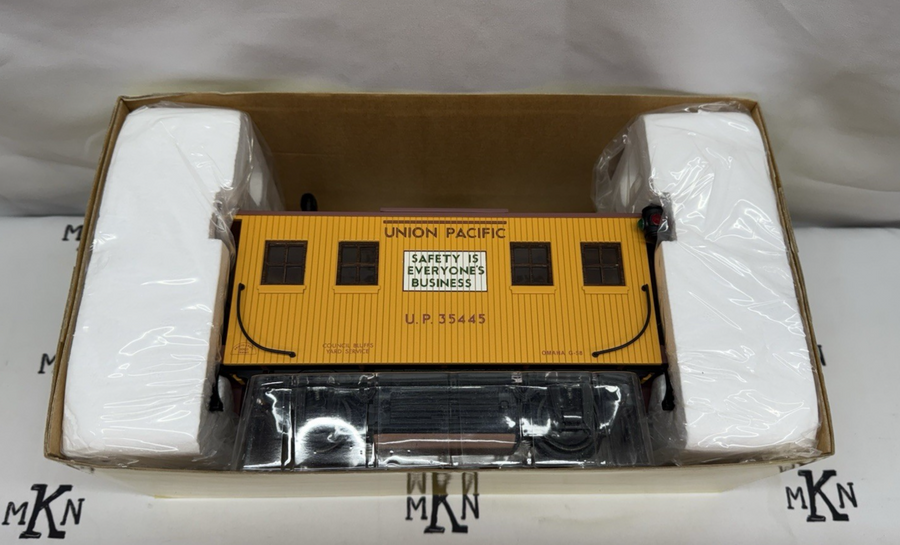 ARISTO CRAFT 46953 UNION PACIFIC TRACK CLEANING CABOOSE W/ METAL WHEELS NEW