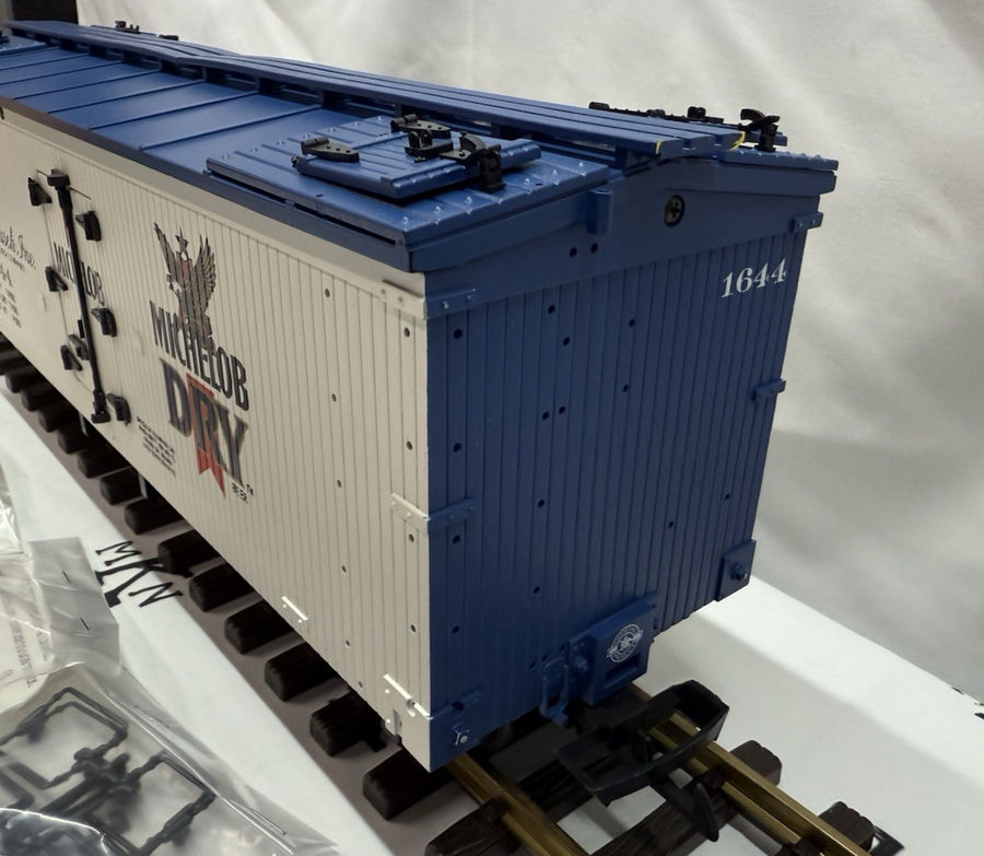 USA Trains R1644 Anheuser Busch Inc Michelob Dry Reefer Car G Scale