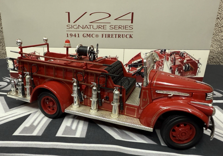 1941 GMC FIRE TRUCK ENGINE RED WITH ACCESSORIES 1:24 BY ROAD SIGNATURE 20068
