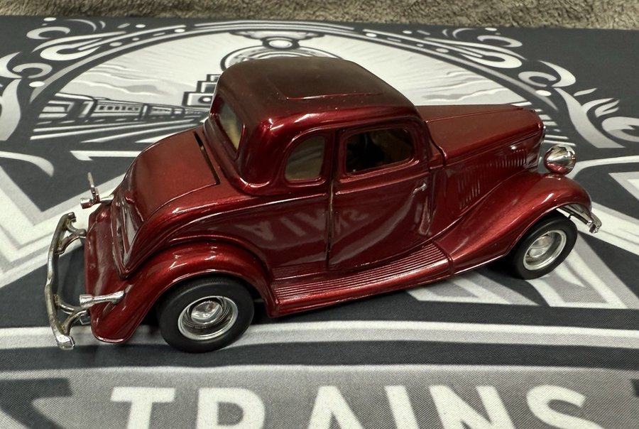 1934 Ford Coupe 1/24 Die-Cast Timeless Legends by MOTOR MAX Red
