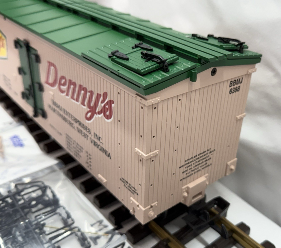 USA Trains Denny's Restaurant Refrigeration Reefer Car G Scale