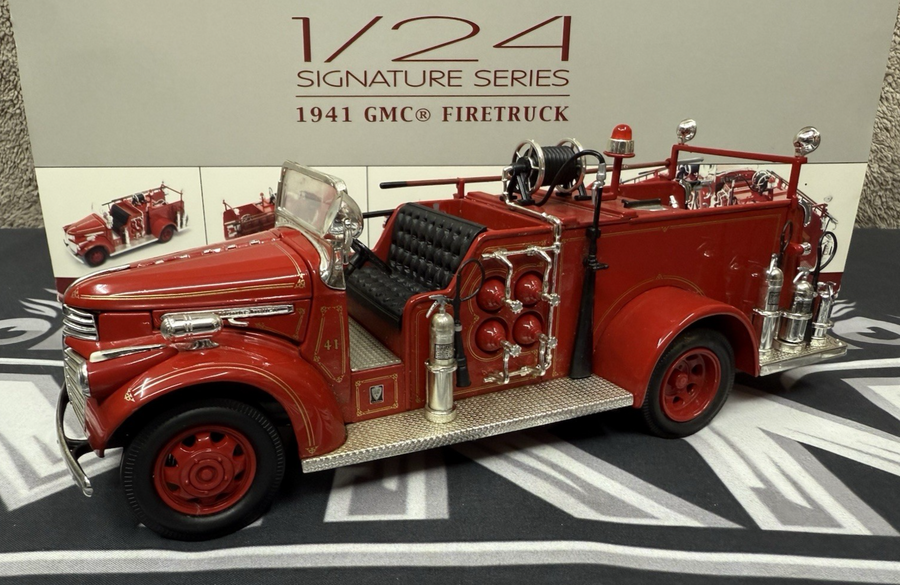 1941 GMC FIRE TRUCK ENGINE RED WITH ACCESSORIES 1:24 BY ROAD SIGNATURE 20068