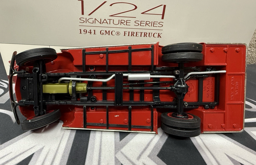 1941 GMC FIRE TRUCK ENGINE RED WITH ACCESSORIES 1:24 BY ROAD SIGNATURE 20068