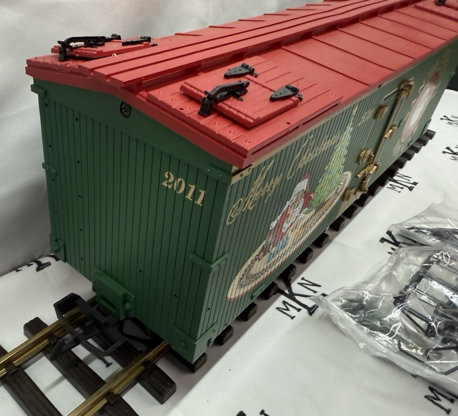 USA TRAINS R13029 MERRY CHRISTMAS 2011 Santa Express Reefer Car G Scale