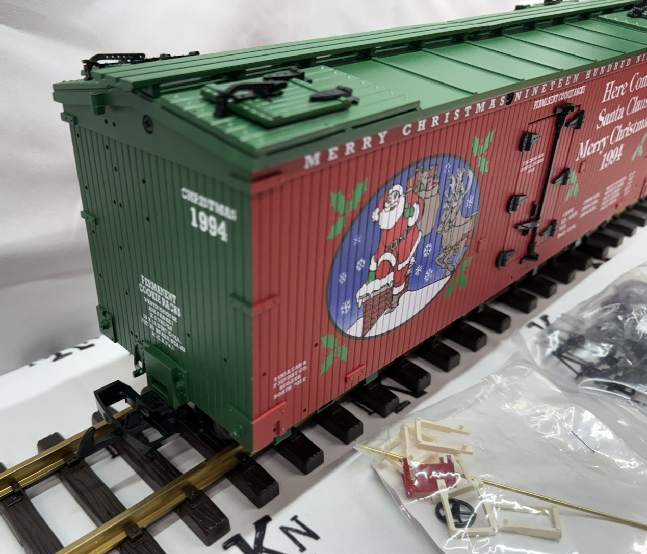 USA Trains R13012 Here Comes Santa Claus Merry Christmas Reefer G Scal ...
