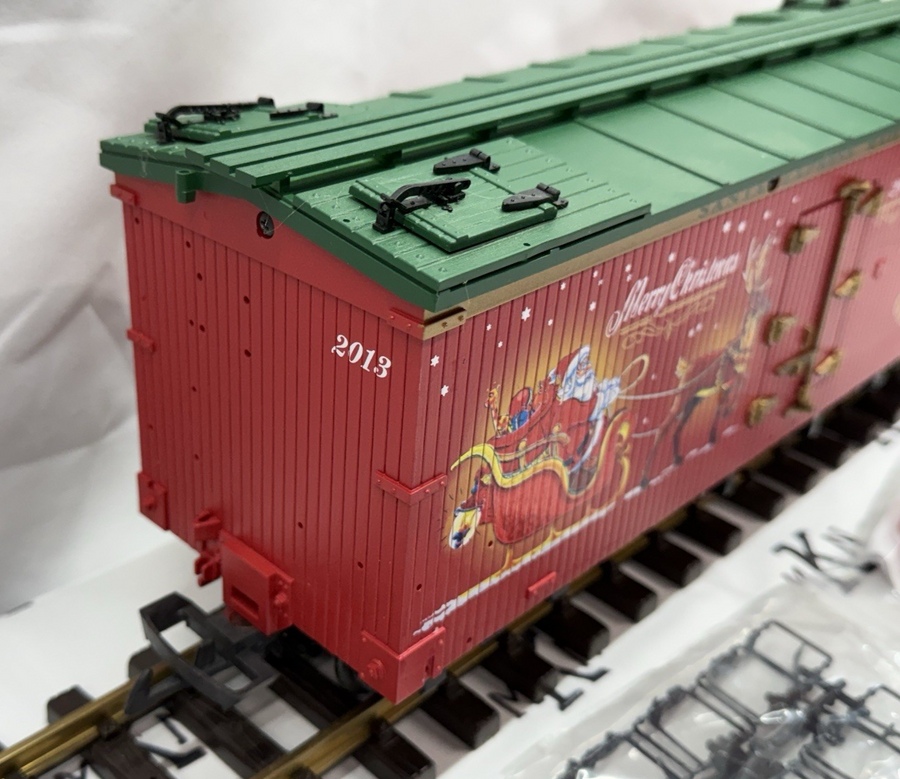 USA Trains R13031 Merry Christmas 2013 Reefer Car Santa Express G Scale
