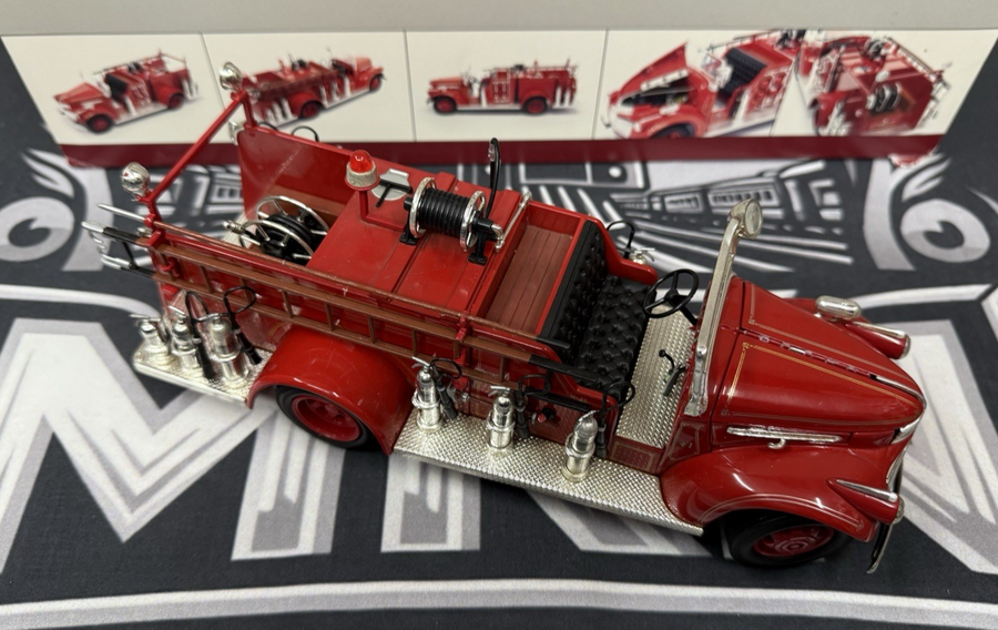 1941 GMC FIRE TRUCK ENGINE RED WITH ACCESSORIES 1:24 BY ROAD SIGNATURE 20068