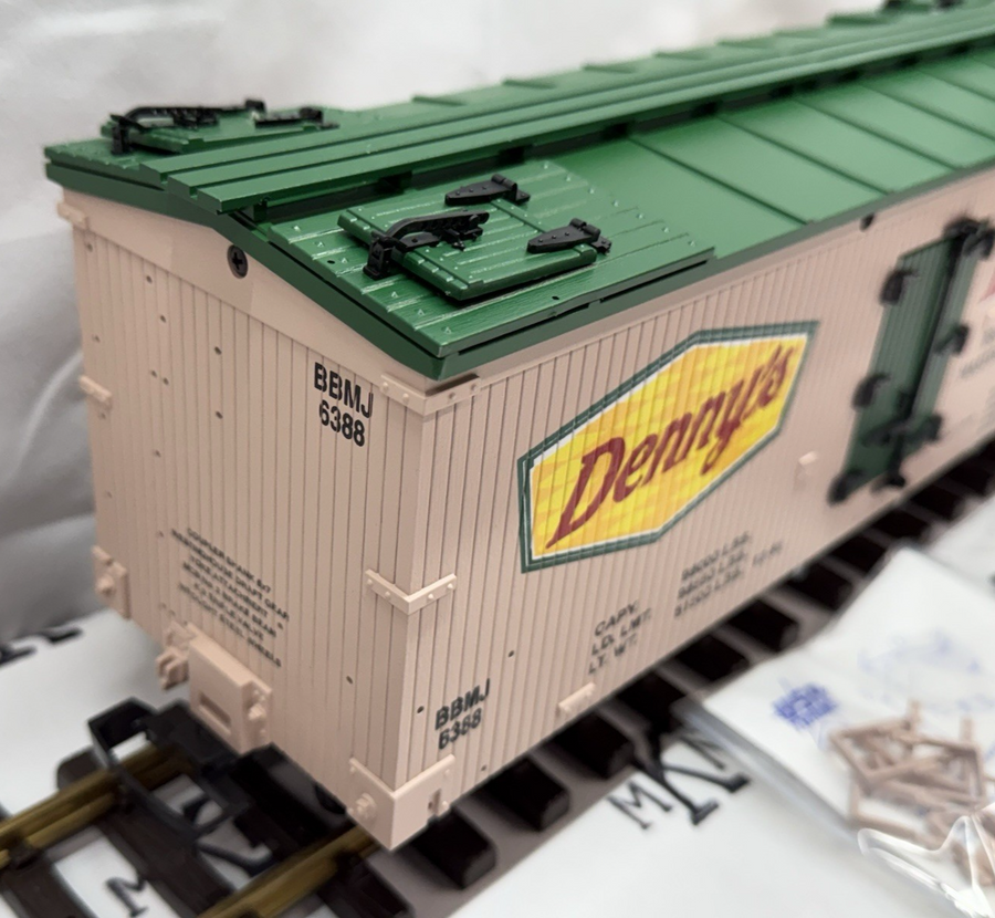 USA Trains Denny's Restaurant Refrigeration Reefer Car G Scale