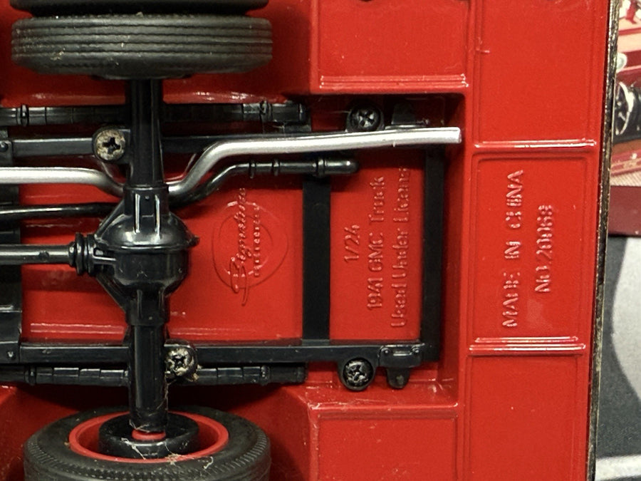 1941 GMC FIRE TRUCK ENGINE RED WITH ACCESSORIES 1:24 BY ROAD SIGNATURE 20068