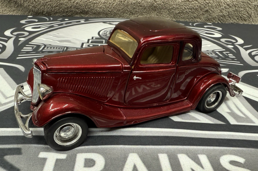 1934 Ford Coupe 1/24 Die-Cast Timeless Legends by MOTOR MAX Red