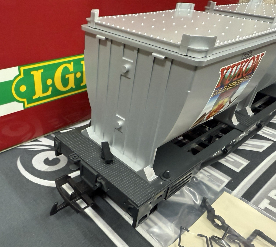 LGB 41860 G Scale WP&YR Yukon Gold Discovery Flatcar with Containers G Scale New