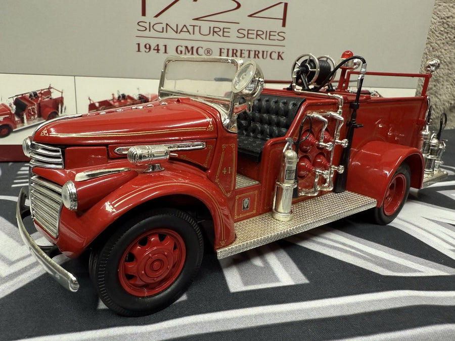 1941 GMC FIRE TRUCK ENGINE RED WITH ACCESSORIES 1:24 BY ROAD SIGNATURE 20068