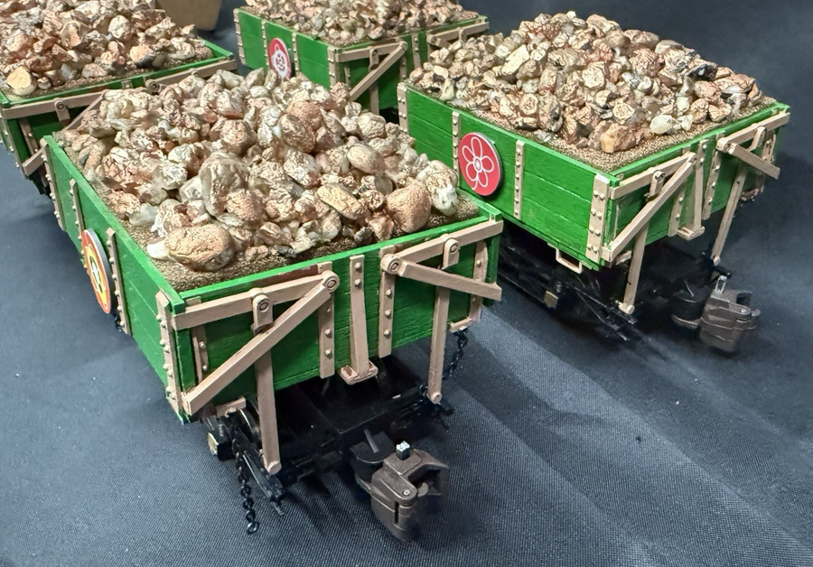 Bachmann G SCALE Wood Side Dump Cars (4 total) with Custom Gold Loads Very Nice