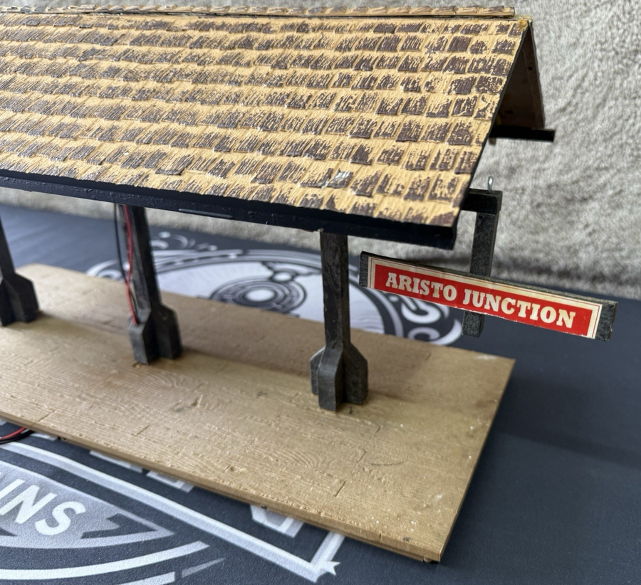 Aristo-Craft Art - 7105 G Scale Covered Waiting Platform with lighting EX/Box