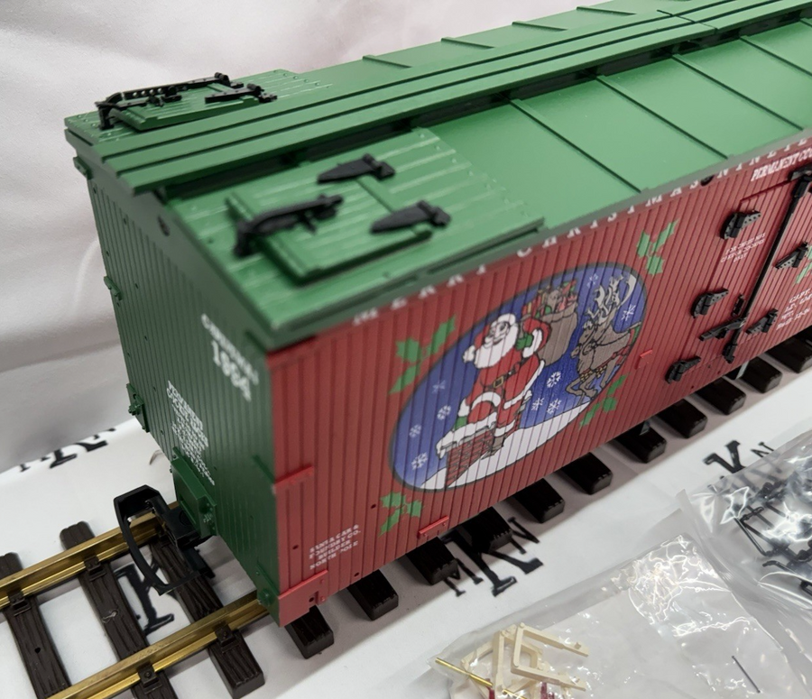 USA Trains R13012 Here Comes Santa Claus Merry Christmas Reefer G Scale New